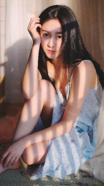 闺蜜老公把我压在怀里